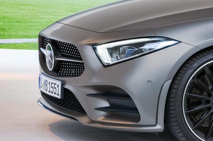 「メルセデス・ベンツCLS」のフロントまわり。最近ではメルセデス・ベンツやボルボ、マツダなど、さまざまなメーカーが、フロントフェイスがやや下を向いた「逆スラント」のデザインを採用している。