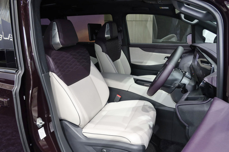 新型「エルグランド」では、全席が体圧分布に優れる「ゼログラビティーシート」となる（写真は運転席と助手席）。