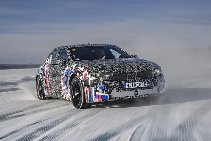 モーターはフロントに2つ、リアに2つの4基を搭載し、各輪を独立して制御する。4WDとRWDを自在に使い分け、前輪は完全にフリーにできるそうだ。