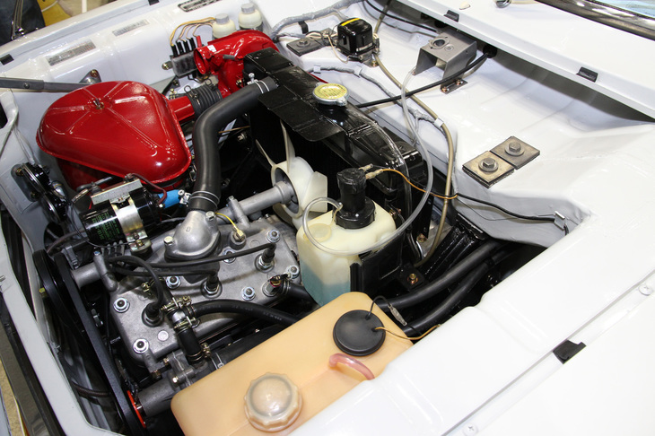 縦置きされ前輪を駆動する785cc水冷2ストローク3気筒エンジンは、41PS/4000rpm、8.1kgf・m/3500rpmの出力とトルクを発生。ラジエーターがバルクヘッド直前に位置するレイアウトもDKWに倣っている。