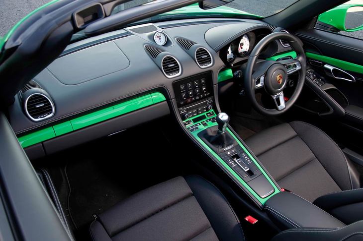 ブラックのSport-Texレザーで仕立てられたインテリア。ボディーカラーと同色のパネル類がレーシーなムードを醸し出す。