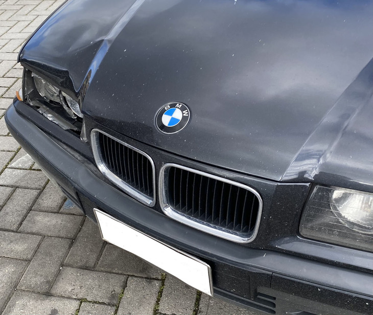 ある駐車場で筆者が見つけた3代目「BMW 3シリーズ」。20年以上経過しているはずだが、エンブレムは意外に無事である。
