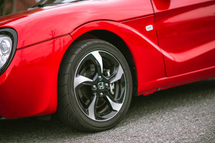 試乗車のタイヤサイズはフロントが165/55R15、リアが195/45R16。ヨコハマの「アドバンネオバAD08R」が装着されていた。