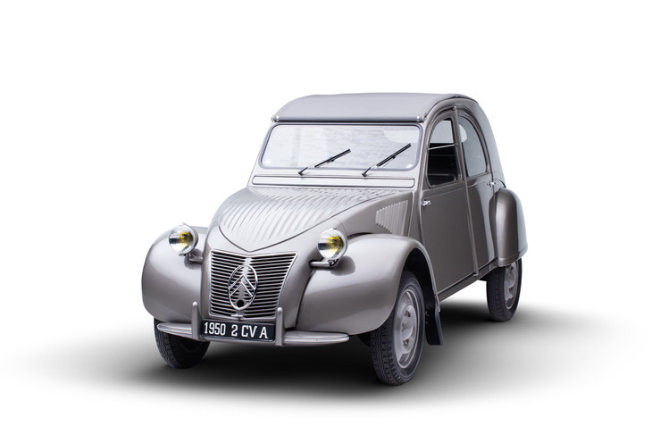 「シトロエン2CV」
	「こうもり傘に4つの車輪」というコンセプトでつくられた、極限まで簡素なつくりを追求したモデル。ソフトトップを採用しているのは、軽量化とコスト削減が目的だといわれる。1948年に登場し1990年まで製造されたロングセラー。