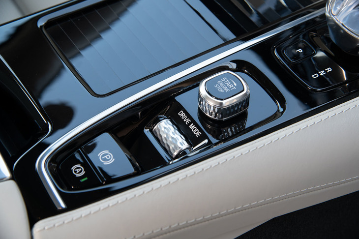 センターコンソールに埋め込まれた、走行モードの選択に用いるローラー式のコントローラー（写真中央）。六角形のローレット加工が施されている。