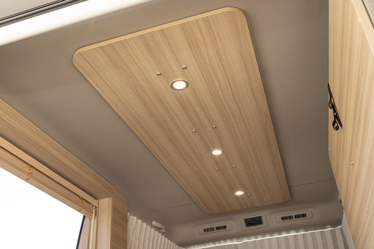 天井はLED照明入りのウッドパネルで飾られる。リモコンによる調光に対応している。