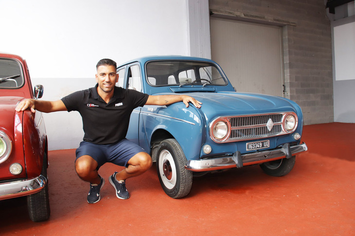 古いルノーとシトロエンのパーツ専門店であるデ・マルコ・パーツを営むマッシモ・デ・マルコさん。右は「ルノー4」（1969年）。