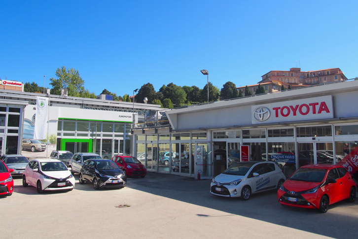 シエナのトヨタ販売店は、2年前からシュコダも扱い始めた。