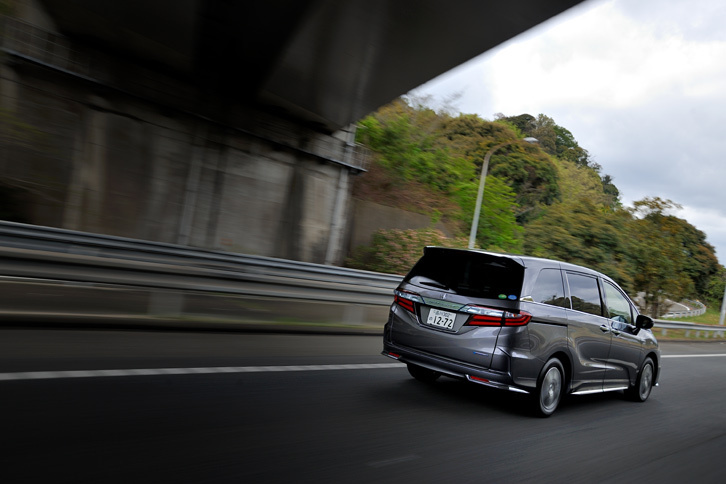 ガソリン車を含めた「オデッセイ」の価格は276万～405万6400円。今日におけるホンダの最上級ミニバンとなる。