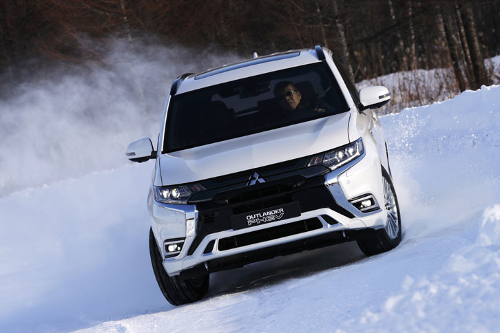 駆動用のリチウムイオンバッテリーの容量を約15％向上させて総電力量を13.8kWhに。最高出力も約10％強化されている。さらにジェネレーターやリアモーターの出力も約10％高められている。これらの改善により、より力強い走りを実現した。