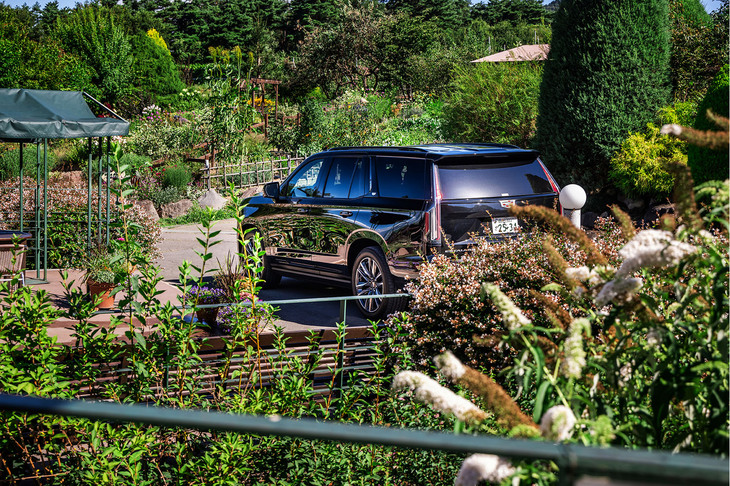 帰り支度を終え、ヴィラデスト ガーデンファーム アンド ワイナリーを後にする「エスカレード」。このクルマなら、東京までの帰り道も快適に違いない。