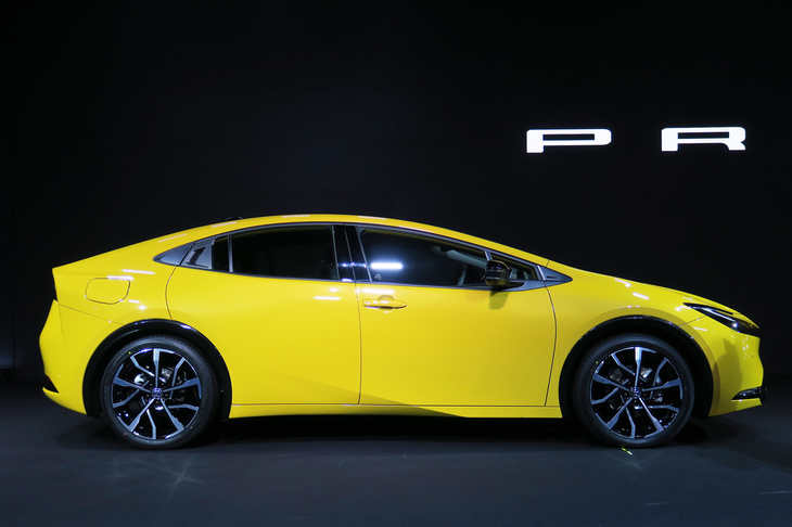 トヨタ・プリウス2.0L PHEVプロトタイプ（サイドビュー）