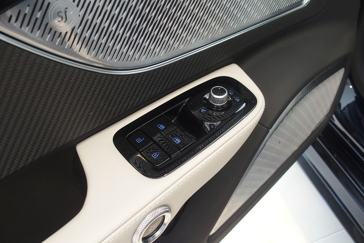 マセラティ・グラントゥーリズモ トロフェオ（ドアのスイッチパネル）