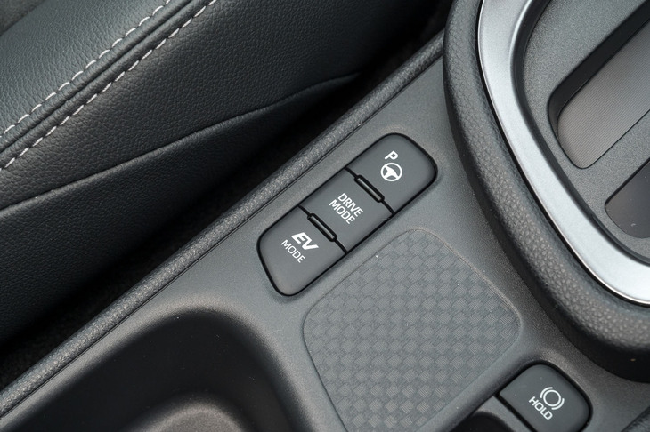 センターコンソールに備わるドライブモードのスイッチ。「エコドライブモード」「パワーモード」に加え、ハイブリッド車にはバッテリーの電気のみで走る「EVドライブモード」も用意される。
