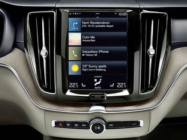 縦型のセンターディスプレイ。“スワイプ”や“ピンチ”など、スマートフォンのような直感的な操作が可能。