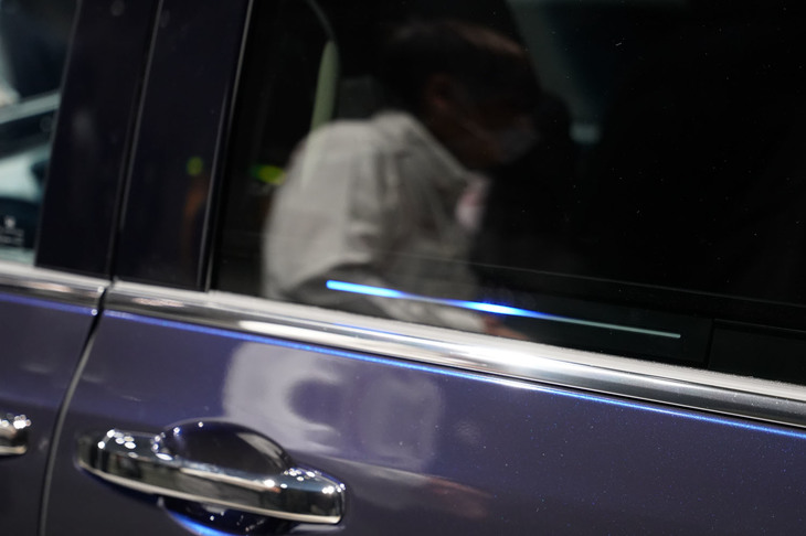 「ジェスチャーコントロールパワースライドドア」は操作途中で手を止めると、連動してドアも止まる。