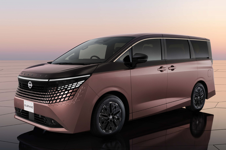 新型「エルグランド」。「ハイパーツアラー」ほど“末広がり”なフォルムではないが、そのデザイン要素をよく抽出している。