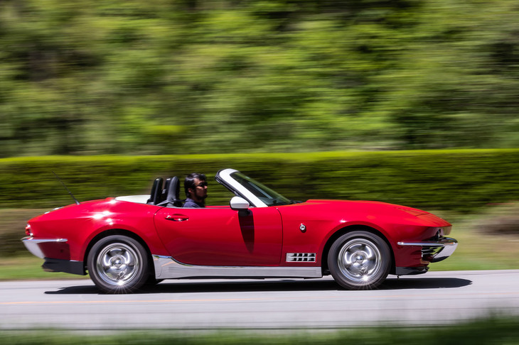 ドアとフロントのウインドシールド部分はベース車からの流用。“古きよきアメリカ”を感じさせるミツオカオリジナルのボディーパネルは、FRP製である。