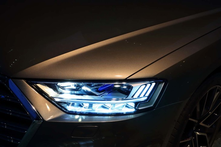 先進のライティングシステム「HDマトリクスヘッドライト」は、先行車両や対向車を幻惑させることなく、優れた配光により夜間の運転をサポートする。