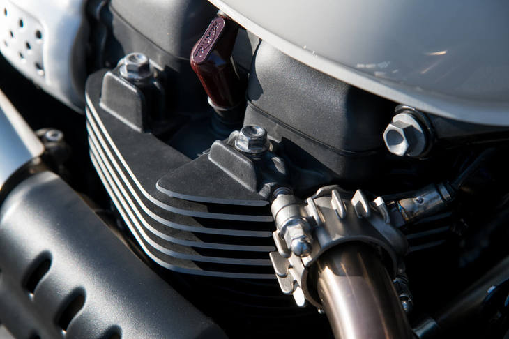 「ストリートスクランブラー」のエンジンは水冷式だが、その側面にはクラシカルな空冷エンジンを思わせる冷却用フィンが与えられる。