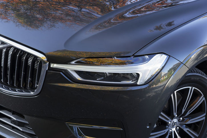 「XC60」のヘッドランプは、北欧神話に登場する神が持つハンマーをモチーフにデザインされている。