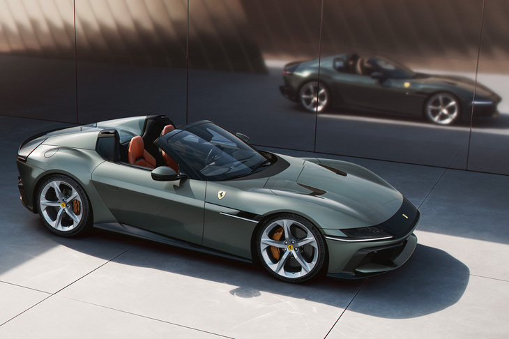 筋金入りのフェラーリオーナーからも、この道20年の元カーデザイナーからもアツい期待が寄せられる「12チリンドリ」。実車を見られる機会が待ち遠しい。