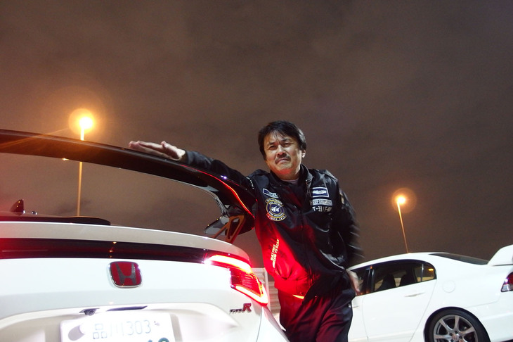 おっさん殺しの端正なスポーツセダン（正確にはハッチバック）である11代目「シビック」をベースに開発された新型の「タイプR」は、とても上品でカッコいい。リアスポイラーは理性的な形状で、後方視界もバッチリだ。