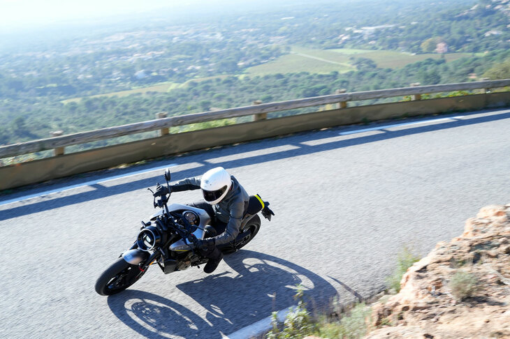 最新のスポーツネイキッドらしく、走りをサポートする電子制御も充実。オプションで用意されるライディングモード「ダイナミック」を選択すると、トラクションコントロールの調整が可能となり、後輪のスリップレベルを10段階で選択できるようになる。