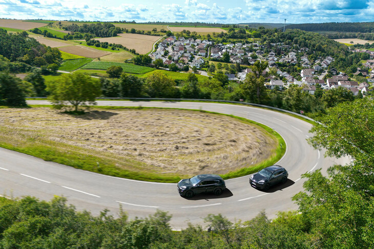 気候や地形の極めて厳しい条件のもと、世界中で数百万kmのテスト走行が行われる新型「カイエン」のプロトタイプモデル。