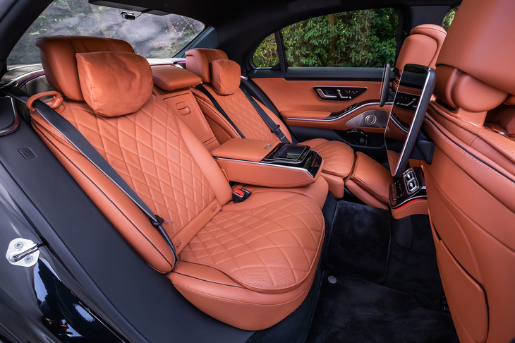 今回の試乗車には、11.6インチモニターや「MBUX」リアタブレット、フットレスト付きエグゼクティブシート（助手席側後席）、リアベルトバッグなどがセットになる「リアコンフォートパッケージ」がオプションで装着されていた。