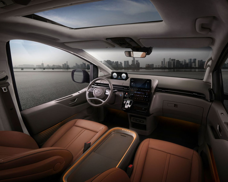 「スターリア」のインテリア。エクステリアよりも未来感は少ないが、初代「ルノー・エスパス」を見たときの感慨がよみがえる。