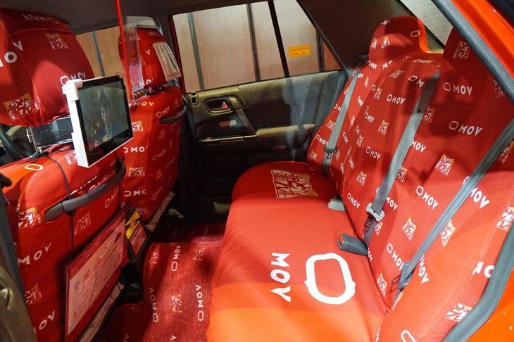 インテリアも特別仕立て。シートやフロアマットには「MOV」や「どん兵衛」のロゴがプリントされている。