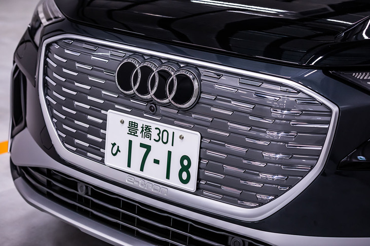 八角形の「シングルフレームグリル」は、アウディのSUVに共通する意匠。EVでは空気をフロントフード内に取り入れることが重要視されないため、格子模様のパネルに通風機能はない。