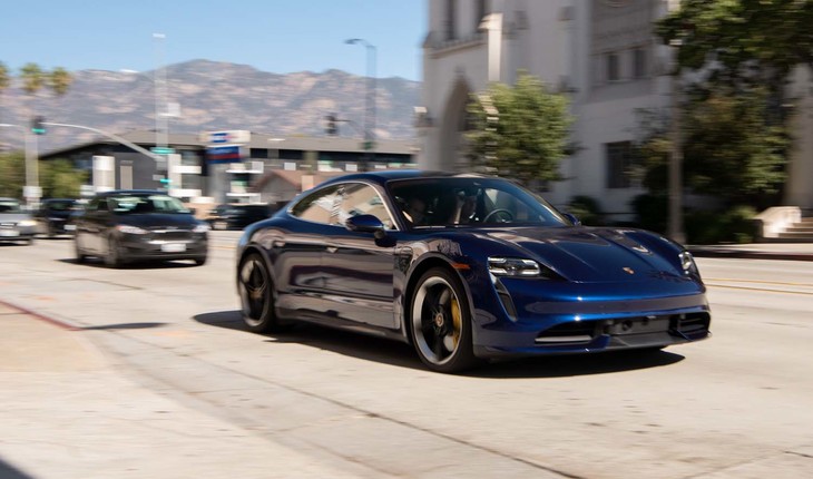 ロサンゼルスの道を行く「タイカン」。今回試乗した「タイカン ターボ」の場合、一充電あたり450kmの航続（WLTPモード）が可能となっている。