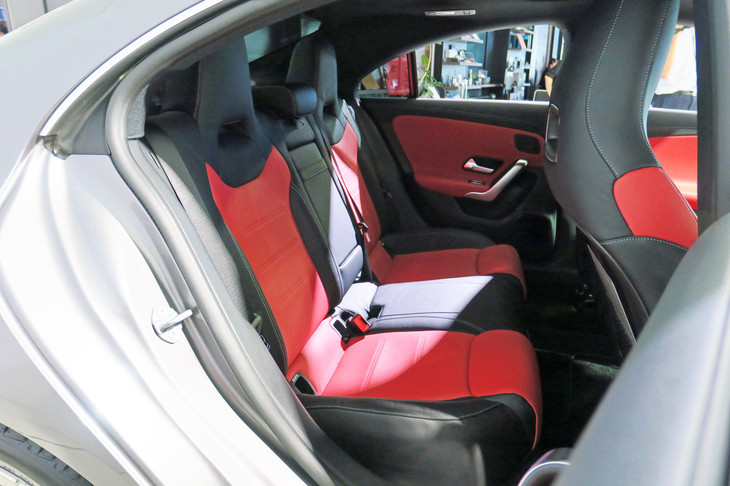 メルセデス・ベンツCLA250 4MATIC（リアシート）