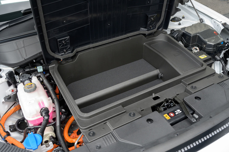 ボンネットの下にも小さなトランクスペースを用意。容量は27リッターしかないが、小さな物が動き回らないよう仕切りを設けている。