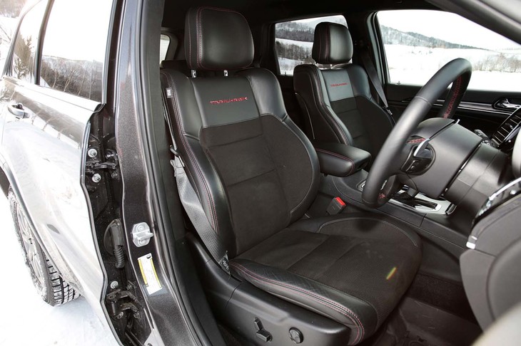 試乗した「グランドチェロキー」は、2019年春に発売された限定車「グランドチェロキー トレイルホーク」。ロゴ入りのレザーシートがおごられる。