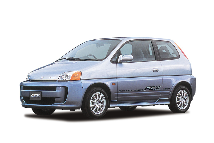 FCVについては、ホンダ、トヨタともに1990年代の後半から試作車による実験をスタート。両メーカーとも、2002年12月2日に車両のリース販売を開始した。写真は「ホンダFCX」。