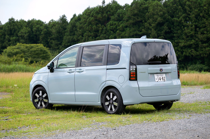 試乗車の「フリード」は「e：HEVエアーEX」（6人乗り）のFF車。車両本体価格は304万7000円で、オプションを含めた総額は357万1700円の個体となる。