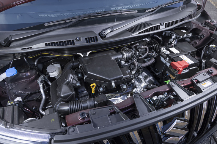 従来モデルに設定されていた1.2リッター4気筒エンジン（フルハイブリッドとマイルドハイブリッドの2本立て）を廃止し、パワートレインを1.2リッター3気筒のマイルドハイブリッドに一本化している。WLTCモード燃費はFF車が22.0km/リッターで4WD車が20.7km/リッター。