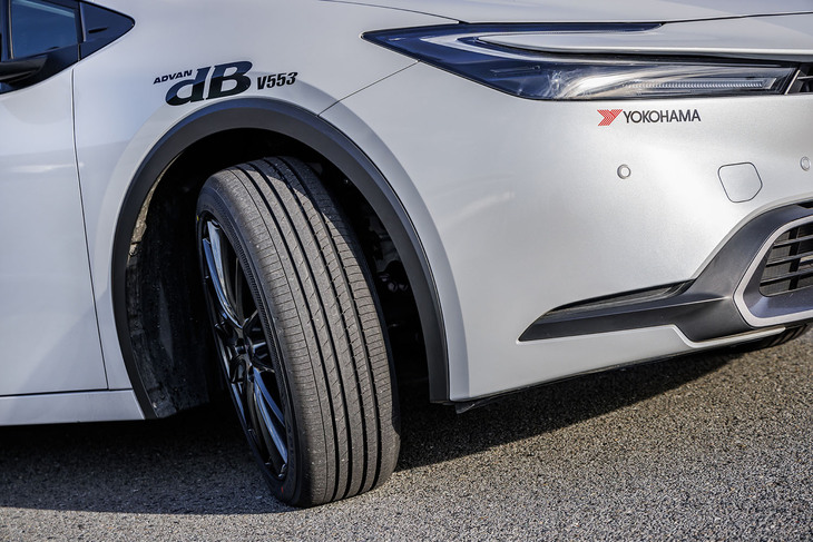 195/50R19サイズの「アドバンdB V553」が装着された「トヨタ・プリウス」で、ハイブリッド車とのマッチングをチェックした。
