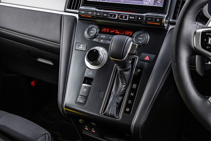 マイナーチェンジした「デリカD：5」のセンターコンソールパネルにも、「デリカミニ」に続きダイヤル式のドライブモードセレクターが新設された。走行モードは「ECO」「NORMAL」「GRAVEL」「SNOW」の4つから選択できる。NORMALをダイヤルの中心とし、左にECO、右にGRAVELとSNOWを配置するスイッチのレイアウトはデリカミニとも共通している。