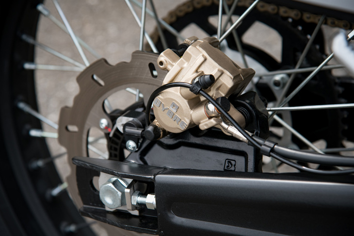 ブレーキには、前後ともにブレンボの系列であるインドのBYBRE（バイブレ）のキャリパーを採用。カット機能付きの2チャンネルABSも装備される。