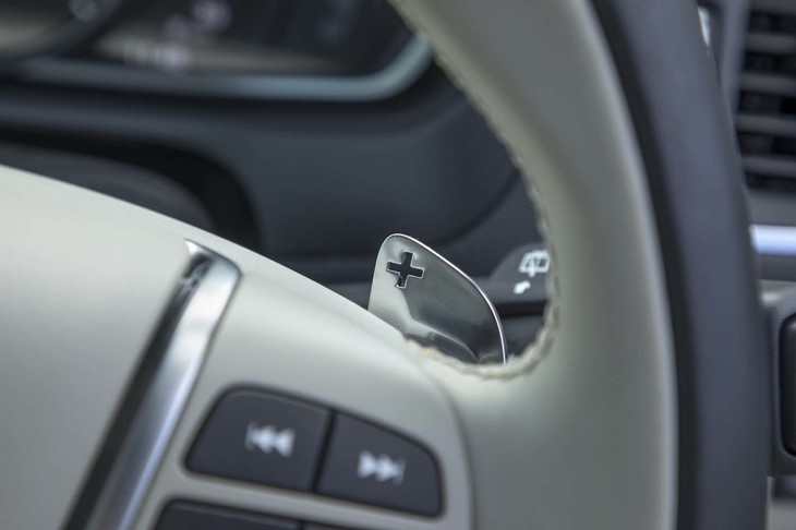 最新の「60シリーズ」や「90シリーズ」、さらに「XC40」にはないシフトパドルを備えている。