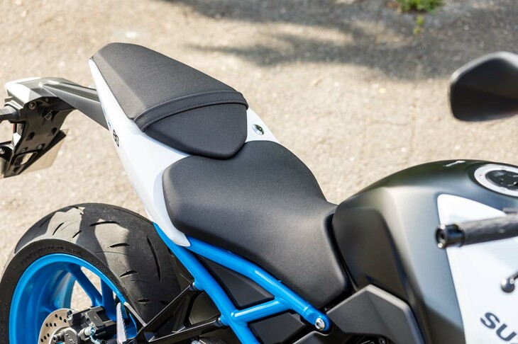 シート高は810mmと、いわゆる“ストリートファイター”スタイルのミドル級ネイキッドとしては少し低め。車体がスリムなので足つき性は良好で、取り回しもしやすい。