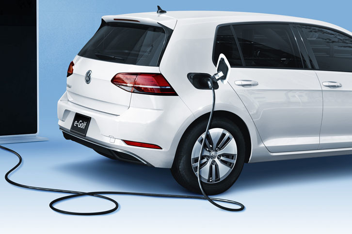 急速充電ソケットは、ガソリン車の給油口と同じ位置に設置される。