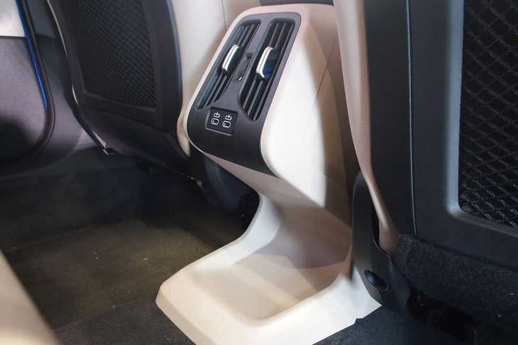 218dアクティブツアラーMスポーツ（リアセンターコンソール）