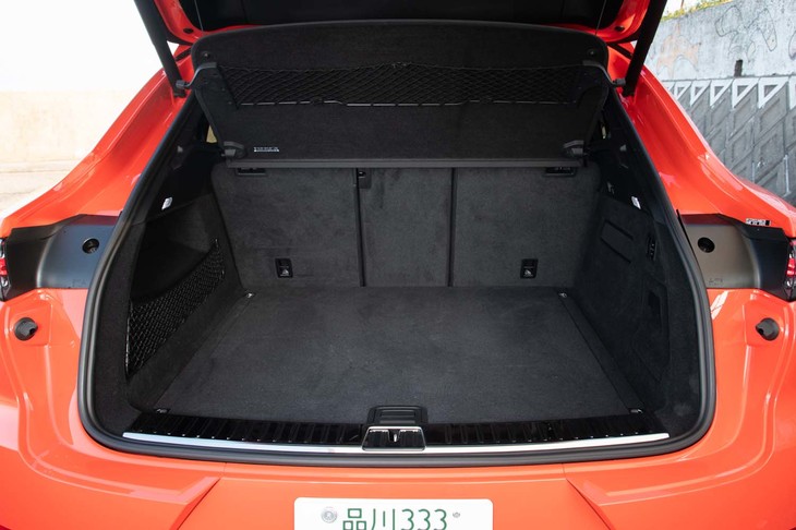 リアシート使用時の荷室容量は625リッター。ご覧のとおり左右の張り出しがないので四角いスペースを隅々まで使える。