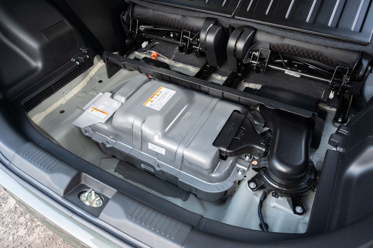 走行用のリチウムイオンバッテリーは荷室の床下に搭載。これにより、荷室の床下収納は廃されている。