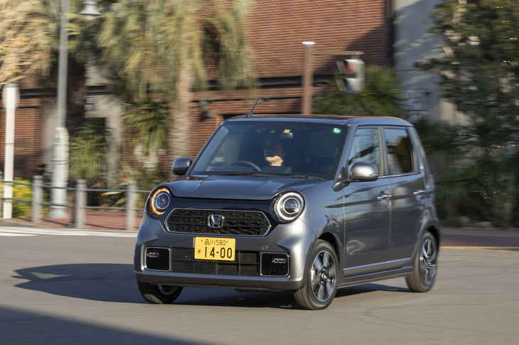 車両骨格には現行「N-BOX」由来のプラットフォームを採用。ボディー剛性の強化と同時にホワイトボディーで従来比7％の軽量化も実現しており、装備の拡充に伴う重量増を抑えている。